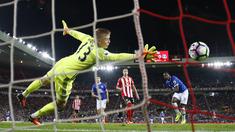 Romelu Lukaku mengantar Everton bertengger di posisi ketiga klasemen sementara Premier League usai kalahkan Sunderland di Stadium of Light, Sunderland (13/9/2016) dini hari WIB. Everton memiliki point 10 sama dengan Chelsea. (Reuters/Phil Noble)