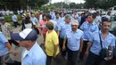 Para sopir taksi melakukan sweeping terhadap pengemudi taksi yang masih beroperasi di sekitar Jalan Medan Merdeka Selatan, Jakarta, Senin (14/3). Ribuan sopir taksi dan bus kota menggelar unjuk rasa di Istana hari ini. (Liputan6.com/Immanuel Antonius)