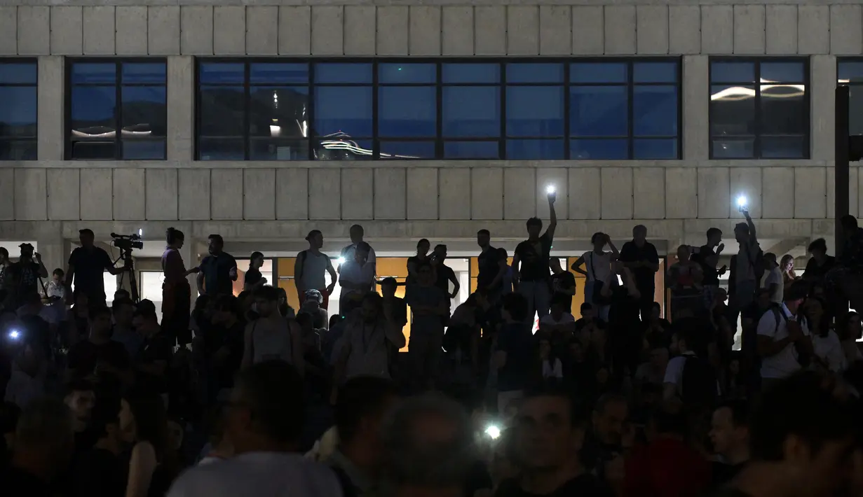Ribuan orang berunjuk rasa dengan memblokade jalan di Serbia sepanjang Minggu (29/6/2025). (OLIVER BUNIC/AFP)
