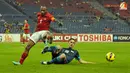 Elie Aiboy duel dengan Daniel Bennett dalam Laga Piala AFF Suzuki 2012 antara Indonesia vs Singapura di Stadion Bukit Jalil, Kuala Lumpur, Malaysia, Rabu 28 November 2012. Pertandingan dimenangkan Indonesia dengan skor 1-0 untuk Timnas Indonesia.