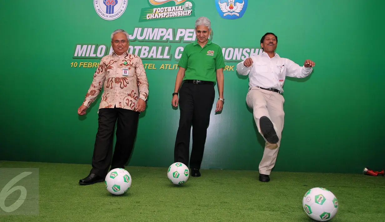 Direktur Pembinaan Sekolah Dasar, Ditjen Diksar dan Menengah Wowon Widaryat, Presdir Nestle Indonesia Rasyid Qureshi, Deputi Bidang Peningkatan Prestasi Olahraga Kemenpora Djoko Pekik Irianto saat konpers di Jakarta, (10/2). (Liputan6.com/Gempur M Surya)