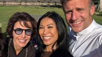 Anggun C Sasmi delegasi resmi Presiden Prancis Emmanuel Macron saat berkunjung ke Indonesia. Ia selfie bareng Presiden dan Ibu Negara berlatar Borobudur. (Foto: Dok. Instagram @anggun_cipta)