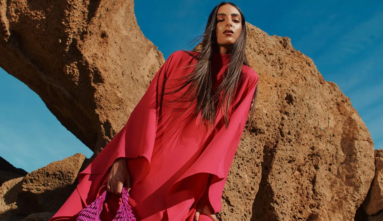 Di Indonesia, koleksi ini tersedia di id.hm.com dan di H&M yang berlokasi di Grand Indonesia, Pondok Indah Mall, Kota Kasablanka, Senayan City, Plaza Indonesia, Tunjungan Plaza 6 Surabaya, Ratu Indah Makassar dan Sun Plaza Medan. [Foto: H&M]