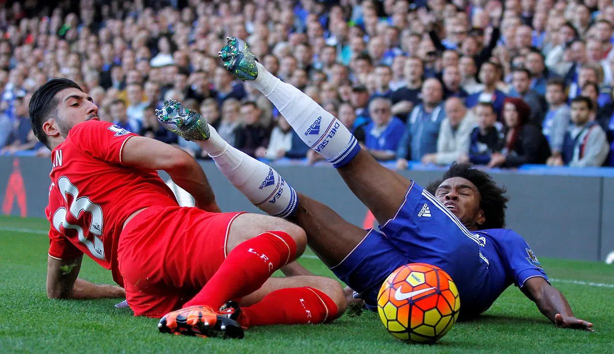  Pemain Liverpool, Emre Can (kiri), melanggar pemain Chelsea, Willian, saat Liverpool menang 3-1 atas Chelsea dalam laga Liga Inggris di Stadion Stamford Bridge, London, (31/10/2015). (AFP/Ian Kington).