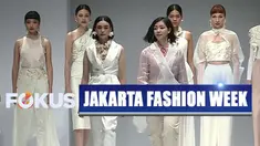 Di hari keenam JFW, Rexona Unilever bekerja sama dengan tiga desainer muda tersebut menampilkan koleksi baju bertema Light Up Your Confidence.