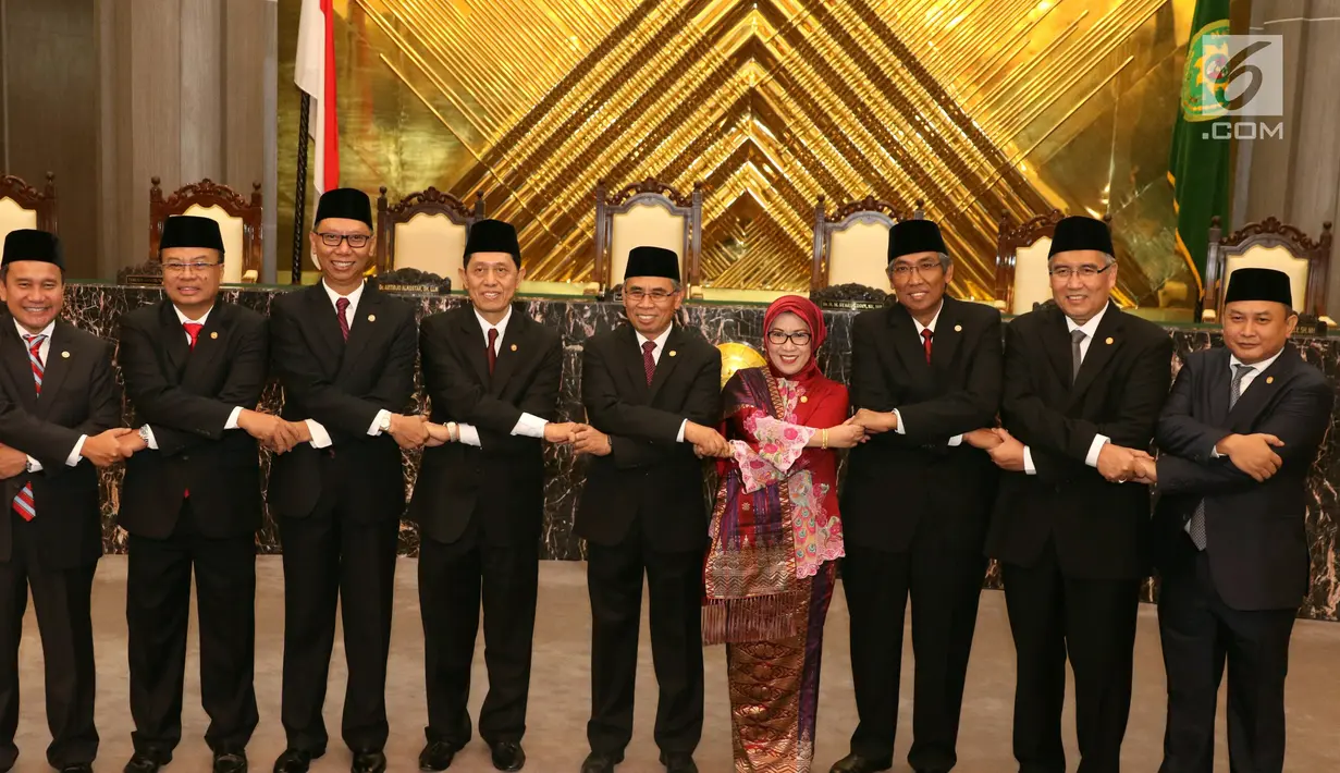 Anggota Komisioner Otoritas Jasa Keuangan yang baru foto bersama usai dilantik di Jakarta, Kamis (20/7). Anggota DK OJK periode 2017-2022 tersebut yakni Wimboh Santoso sebagai Ketua DK OJK. (Liputan6.com/Angga Yuniar)