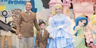 Bella mengenakan ball gown warna baby blue persis dengan Cinderella. Dengan lengan model balon putih organza. [@bellashofie_rigan]