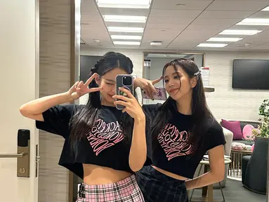 Jennie dan Jisoo Blackpink kompak melakukan mirror selfie di belakang panggung. Mereka memakai salah satu kostum dalam konser Born Pink di Macau. (Foto: Jennie/ jennierubyjane)