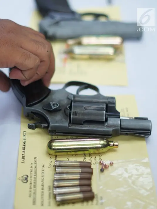 Barang bukti airsogt gun dihadirkan dalam rilis kasus pencurian dengan pemberatan di Polda Metro Jaya, Jakarta, Selasa (23/7/2019). Polisi meringkus empat tersangka pada dua kasus berbeda. (Liputan6.com/Immanuel Antonius)
