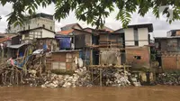 Kondisi permukiman warga di bantaran Sungai Ciliwung kawasan Manggarai, Jakarta, Rabu (19/2/2020). Gubernur DKI Jakarta Anies Baswedan mengatakan Jakarta berhasil mencapai persentase penduduk miskin terkecil dalam lima tahun terakhir, 3,42 persen pada tahun 2019. (Liputan6.com/Immanuel Antonius)