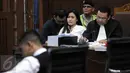 Terdakwa Jessica Kumala Wongso mendengarkan kesaksian Rangga, barista kafe Olivier, dalam sidang kasus kematian Wayan Mirna Salihin di PN Jakarta Pusat, Kamis (21/7). Rangga adalah pembuat kopi atas pesanan Jessica untuk Mirna. (Liputan6.com/Helmi Afandi)