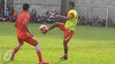 Gelandang Persija, Ramdani Lestaluhu (kanan) saat berlatih di NYTC, Depok, Rabu (17/2/2016).Latihan perdana Persija jelang berlaga di turnamen Piala Bhayangkara 2016 tanpa didampingi pelatih asal Brasil, Paulo Camargo. (Liputan6.com/Helmi Fithriansyah)