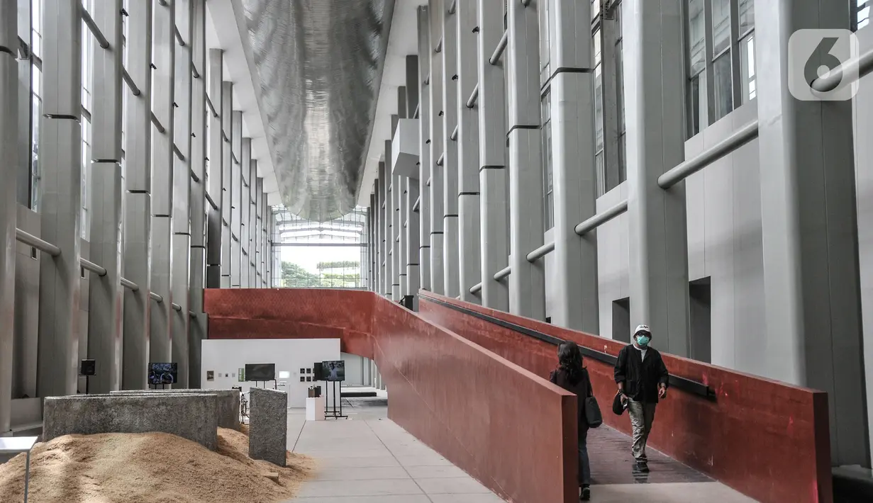Pengunjung  berjalan saat mengunjungi pameran Jakarta Biennale 2021 di Museum Nasional, Jakarta, Selasa (23/11/2021). Jakarta Biennale kali ini mengangkat tema "Esok". (merdeka.com/Iqbal S. Nugroho)