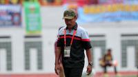 Pelatih Bhayangkara United, Ibnu Grahan saat melawan Persib Bandung pada lanjutan Torabika SC 2016 di Stadion Wibawa Mukti, Cikarang, Rabu (12/10/2016). (Bola.com/Nicklas Hanoatubun)