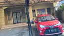 Sebuah mobil terparkir di halaman Klinik Azzahra Medical Center, Cawang, Jakarta, Jumat (10/11). Klinik itu ditutup sejak peristiwa dokter Letty Sultri yang tewas ditembak sebanyak 6 kali oleh suaminya, dokter Helmi. (Liputan6.com/Immanuel Antonius)