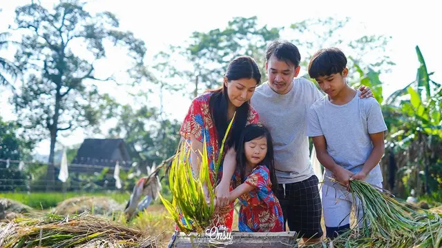 6 Momen Seru Liburan Keluarga Ruben Onsu, Ajak Anak Panen Padi