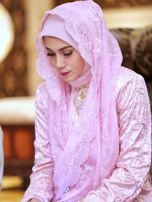 Sambil meneteskan air matanya pemeran sinetron Bidadari itu menceritakan kenangan bersama ayahnya Zumarnis Zein. Menurutnya, sosok almarhum banyak memberikan pengaruh pada pribadinya. (Adrian Putra/Bitang.com)