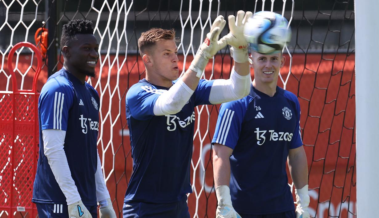 Kiper baru Manchester United, Andre Onana melakukan latihan perdana bersama timnya di pusat pelatihan Pingry School, New Jersey, Amerika Serikat, Sabtu (22/07/2023) WIB. Oana dibeli oleh MU dari Inter Milan seharga 52,5 euro dengan durasi kontrak selama lima tahun. Sementara itu, skuad asuhan Erik Ten Hag kini tengah menjajal beberapa tim dalam tur pramusim mereka di Amerika Serikat. (Twitter/@ManUtd)