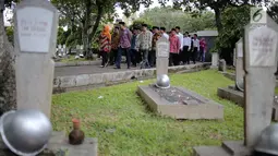 Menteri Sosial Khofifah Indar Parawansa bersama rombongan mendatangi Taman Makam Pahlawan Kalibata, Jakarta, Senin (2/10). Kedatangan Mensos untuk melakukan ziarah dalam rangka memperingati Hari Kesaktian Pancasila, 1 Oktober. (Liputan6.com/Faizal Fanani)