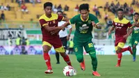 Pemain Persik Kediri, Ibrahim Sanjaya berduel dengan penyerang Persebaya, Bayu Nugroho di Stadion Gelora Bung Tomo, Surabaya, Senin (10/2/2020). (Bola.com/Aditya Wany)