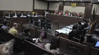 Suasana sidang perdana Choel Mallarangeng (AZM) sebagai terdakwa untuk kasus Hambalang di pengadilan Tipikor, Jakarta, Senin (10/4). (Liputan6.com/Helmi Afandi)
