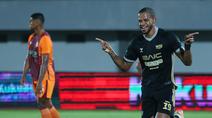 Pemain Dewa United, Alex Martins, melakukan selebrasi setelah mencetak gol ke gawang Borneo FC dalam pekan ke-22 BRI Super League 2025/2026 di Stadion Indomilk Arena, Tangerang, pada Minggu (22/2/2026). (Bola.com/M Iqbal Ichsan)