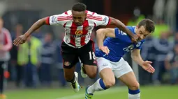 Striker Sunderland, Jermain Defoe (kiri), berebut bola dengan pemain Everton, Leighton Baines, dalam laga Premier League di Stadium of Light, Sunderland, Inggris, (11/5/2016). (AFP/Scott Heppell)