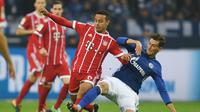 Thiago Alcantara bisa jadi alternatif pembelian Barcelona jika gagal mendapatkan Griezmann atau Coutinho. (AFP / PATRIK STOLLARZ)