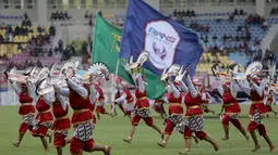 Penampilan 250 orang penari kuda lumping menjadi penanda dimulainya pertandingan pertama Piala Presiden 2022 di Stadion Manahan, Solo, Jawa Tengah, Sabtu (11/6/2022). (Bola.com/Arief Bagus)