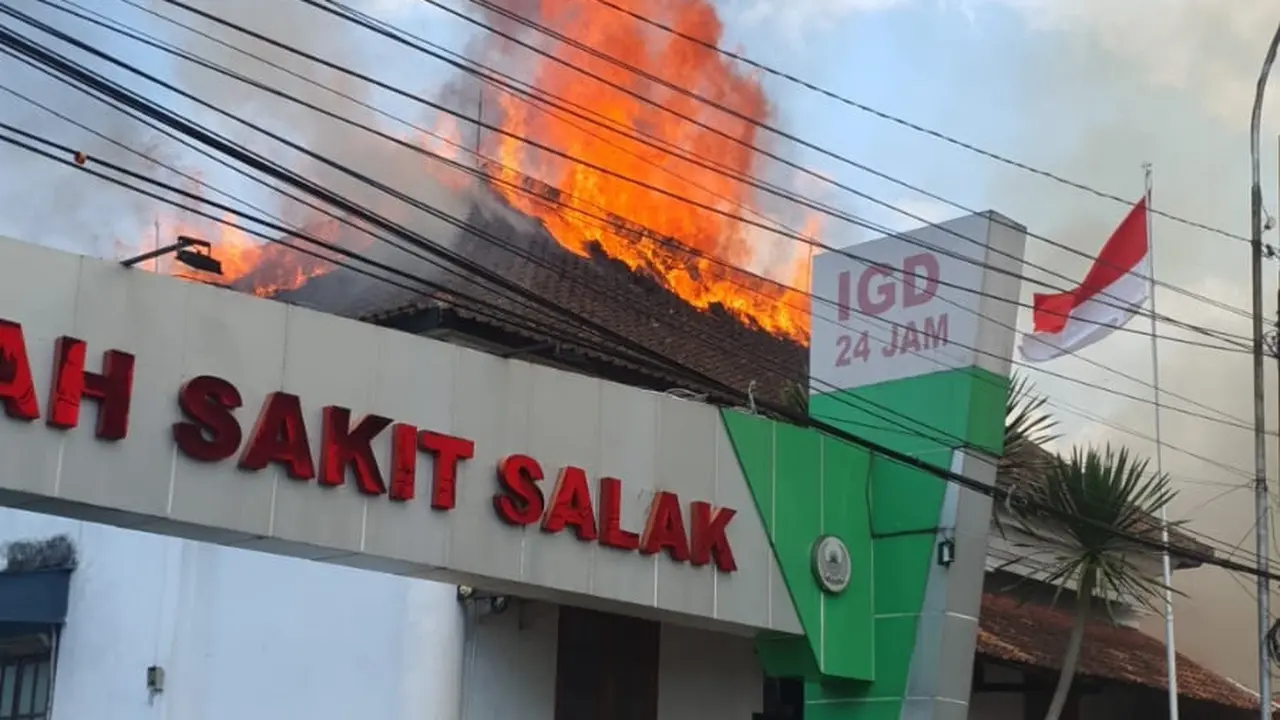 Kebakaran melanda bangunan Rumah Sakit Salak Kota Bogor, Jumat siang (7/4/2023).
