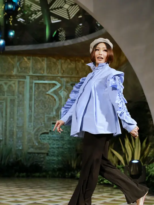 Ayu Dewi dalam peluncuran koleksi busana terbarunya hasil kolaborasi dengan Luna Maya, di Senayan City Mall, Jakarta Selatan, Jumat (9/6/2017).  (Adrian Putra/Bintang.com)