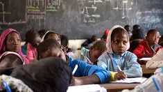 Murid menulis di buku saat menghadiri kelas di sekolah dasar di Pikine, Dakar, (30/1). Pendidikan di Senegal menjadi prioritas saat konferensi ketiga tentang pemulihan dana Kemitraan Global untuk Pendidikan (GPE) mulai 1 Februari 2018. (AFP Photo/Seyllou)