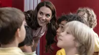 Kate Middleton&nbsp;berbicara dengan anak-anak dari sekolah dasar Globe di Bethnal Green saat ia mengunjungi Young V&amp;A di London, Inggris, 28 Juni 2023, untuk membukanya secara resmi setelah direnovasi dan diganti namanya dari V&amp;A Museum of Childhood. (Richard Pohle/POOL/AFP)
