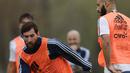 Striker Argentina, Lionel Messi, menggiring bola saat mengikuti latihan bersama timnas Argentina jelang laga kualifikasi piala dunia 2018 di  Buenos Aires, Selasa (29/8/2017). Argentina akan berhadapan dengan Uruguay. (AP/Natacha Pisarenko)