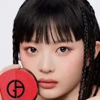 Setelah Gucci, Hanni NewJeans didapuk jadi global ambassador Armani Beauty. @armanibeauty.