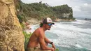 Pria yang pernah dikabarkan dekat dengan Nikita Mirzani ini, kerap memilih pantai menjadi destinasi liburannya. Sambil bertelanjang dada , Ibnu Jamil menikmati salah satu pantai di Pacitan. (Liputan6.com/IG/ibnujamilo)