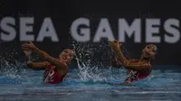 Pasangan Anisa Feritrianti dan Claudia Megawati, saat tampil pada cabang renang indah di Aquatic Center, Kuala Lumpur, Kamis (18/8/2017). Pasangan ini berhasil meraih medali perunggu. (Bola.com/Vitalis Yogi Trisna)