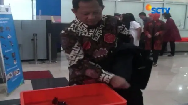 Kapolri beserta isi nampak santai mengikuti prosedur saat akan memasuki Bandara Sam Ratulangi, Manado.