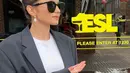 Tampil bak warga lokal, Enzy Storia menawan dengan pilihan outfitnya. Cropped top putih polos, ditumpuknya dengan oversized blazer, dan dipadu dengan celana jeans, Enzy menambahkan sentuhan sunglasses yang membuat penampilannya semakin slay. [Foto: Instagram/enzystoria]