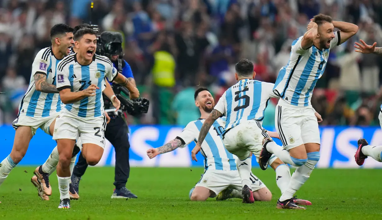Para pemain Argentina merayakan kemenangan adu penalti atas Prancis pada pertandingan sepak bola final Piala Dunia 2022 di Stadion Lusail, Lusail, Qatar, 18 Desember 2022. Bermain imbang 3-3 selama 120 menit, Prancis akhirnya tumbang 2-4 dari Argentina dalam drama adu penalti. (AP Photo/Petr David Josek)