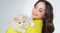 Nagita Slavina bersama kucing kesayangannya (Istimewa)