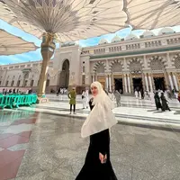 Perempuan yang dekat dengan Thariq Halilintar ini juga tampil mengenakan gamis hitam dipadukan kerudung panjang putih. [@aaliya.massaid]