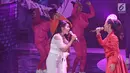 Aksi panggung Via Vallen saat berduet dengan penyanyi dangdut Zaskia Gotik di Konser Raya 23 Indosiar Luar Biasa di Jakarta , Kamis (11/1). Via Valen dan Zaskia Gotik mebawakan lagu sayang dan juragan empang. (Liputan6.com/Herman Zakharia)