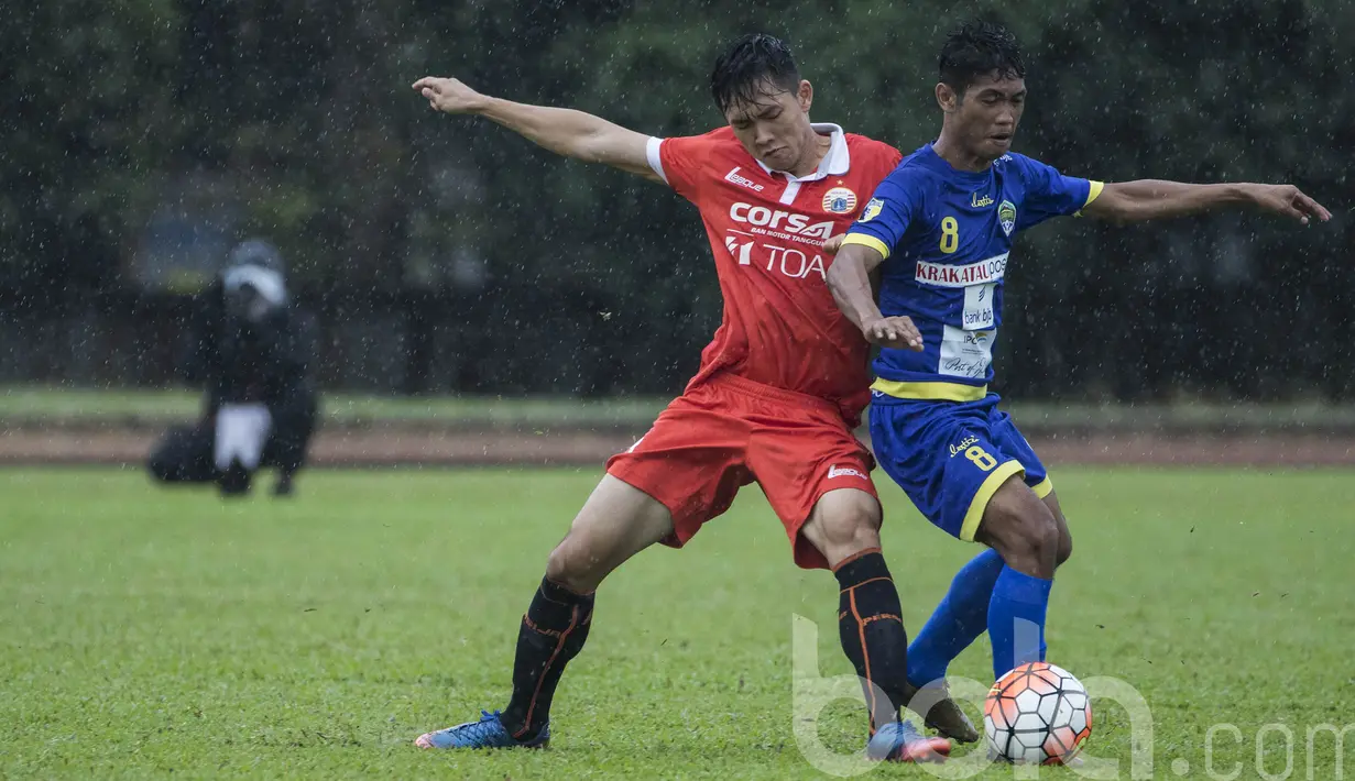 Gelandang Persija Jakarta, Sutanto Tan, menghadang pergerakan pemain Cilegon United. Meski tidak full team, Macan Kemayoran langsung tampil menyerang sejak menit awal namun sayang penyelesaiannya kurang baik. (Bola.com/Vitalis Yogi Trisna)