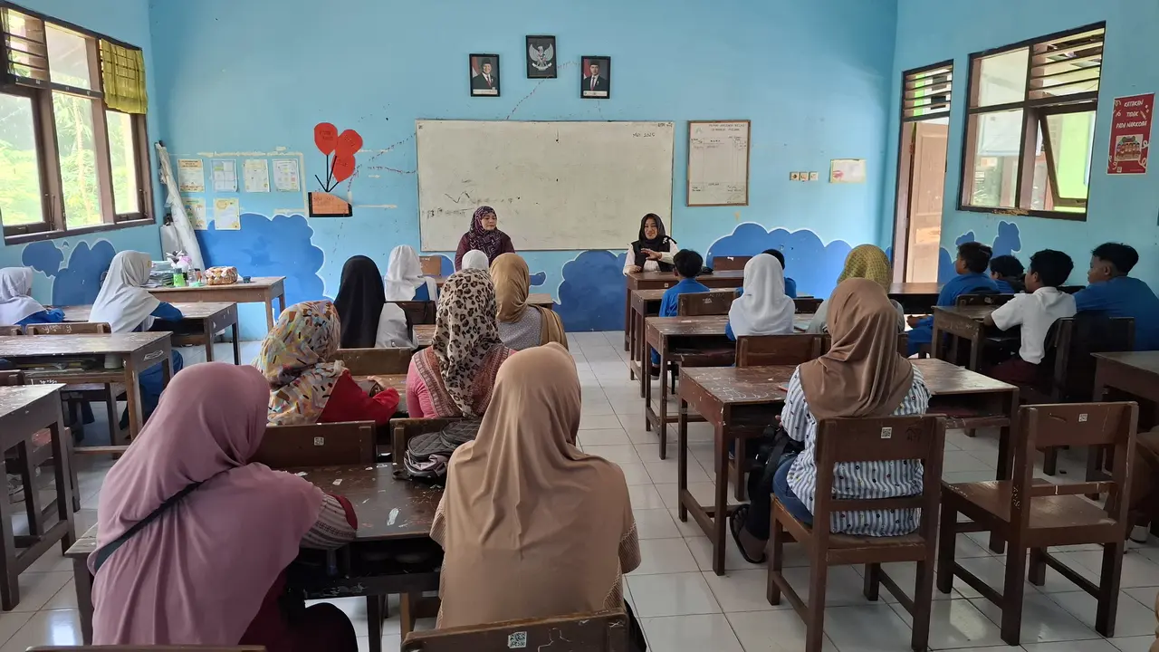 Orang Tua dan Siswa Hadiri Pertemuan di Tengah Krisis Murid Baru