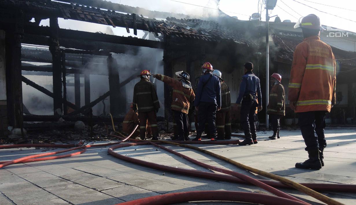 Petugas damkar mendinginkan sisa kebakaran yang melanda kompleks Kelenteng Tay Kak Sie di Gang Lombok, Semarang, Kamis (21/3). Bangunan yang terbakar merupakan rumah abu yang berada satu kompleks dengan bangunan utama kelenteng. (Liputan6.com/Gholib)