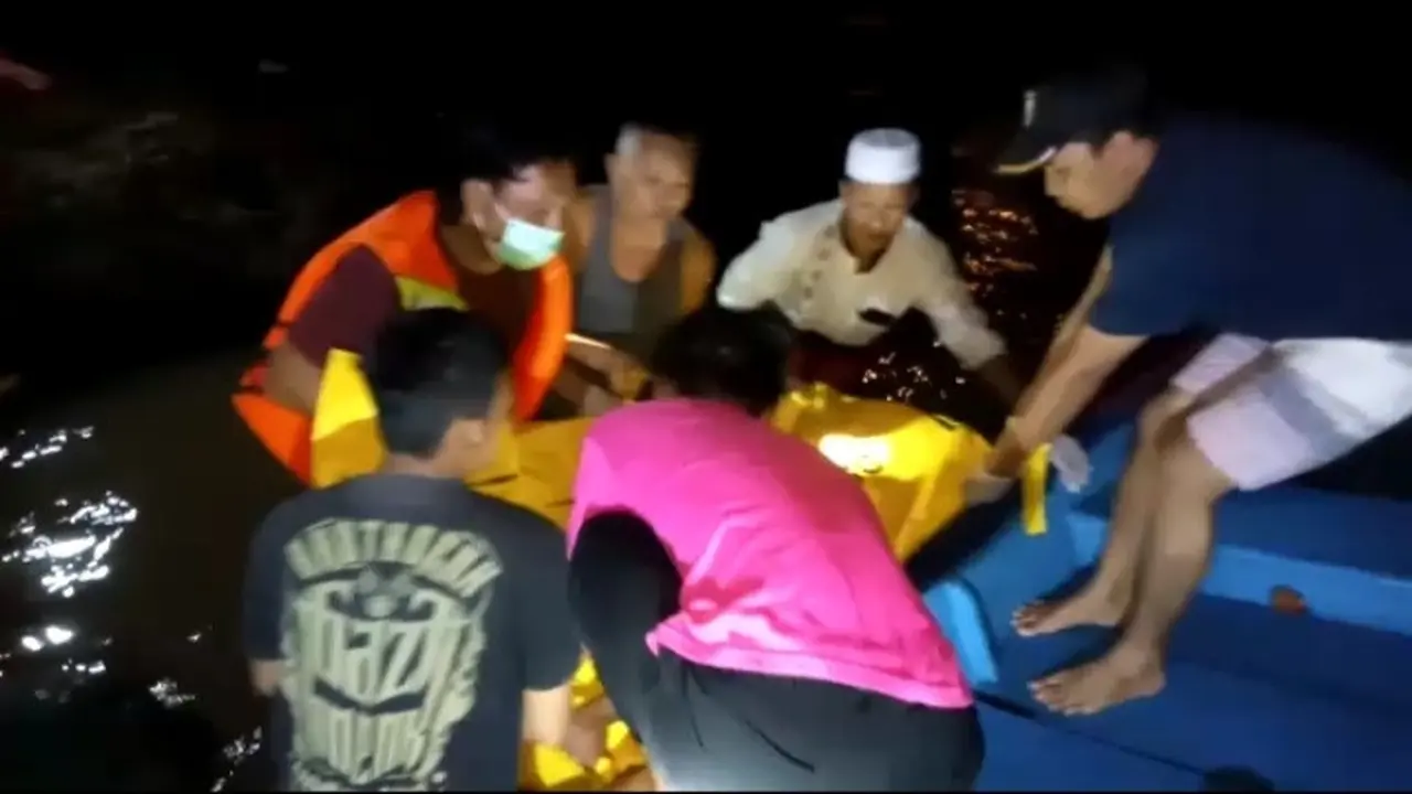 TIM SAR gabungan evakuasi mayat yang ditemukan di Selat Bali. (Istimewa)