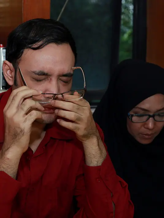 Hidupnya yang sulit, dan bertambah dengan penangkapan ini. Seketika Sandy tak tahan menampung beban hidup, air mata tak terbendung, raungan suara tangis pun menggema ke seluruh ruangan kantor polisi. (Deki Prayoga/Bintang.com)