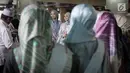 Peserta Puteri Muslimah Asia 2018 saat tour Mesjid Istiqlal, Jakarta, Kamis (3/4). Kontes kecantikan muslimah Asia ini diikuti 6 negara, di antaranya Turki, Malaysia, Singapura, Brunei, Timor Leste dan Indonesia.  (Liputan6.com/Faizal Fanani)