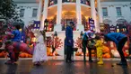 Presiden Amerika Serikat Joe Biden dan Ibu Negara Jill Biden memberi suguhan kepada anak-anak saat perayaan Halloween di South Lawn Gedung Putih, Washington, Amerika Serikat, 31 Oktober 2022. Presiden dan Ibu Negara menjamu anak-anak petugas pemadam kebakaran, perawat, polisi, dan anggota Garda Nasional di Gedung Putih untuk melakukan trik-or-treat. (AP Photo/Alex Brandon)